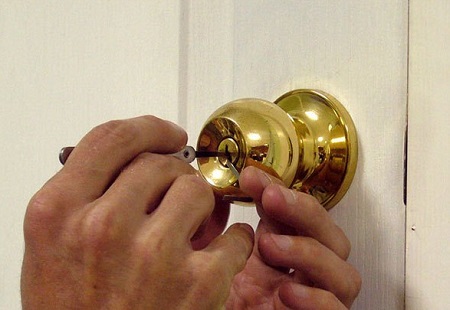 Установка шариковой защелки на двери: достоинства, правила и этапы