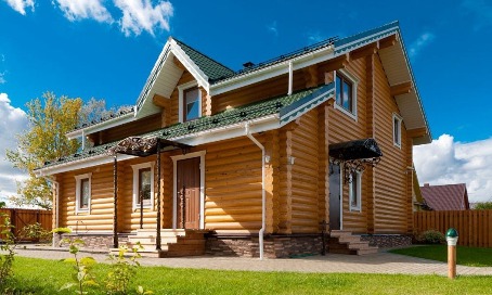 Дом из оцилиндрованного бревна: главные преимущества и последовательность этапов возведения