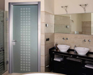 Двери в ванную комнату