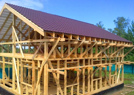 Строительство каркасного дома из бруса: особенности и технология возведения