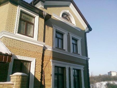 Фасадный декор из пенопласта для дома: преимущества использования, виды и особенности монтажа