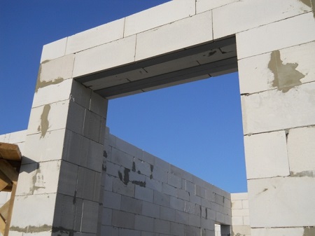 Особенность укладки газобетонных блоков в зоне дверных и оконных проемов: советы и этапы