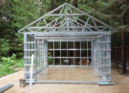 Гараж из металлоконструкции: преимущества и особенности возведения