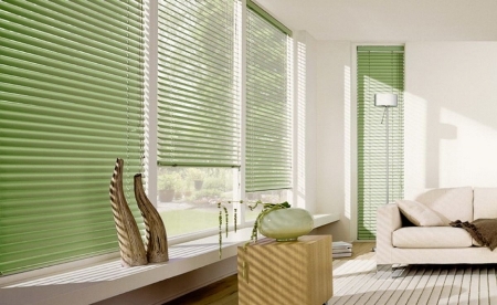 Декорирование окна жалюзи: выпускаемые виды изделий