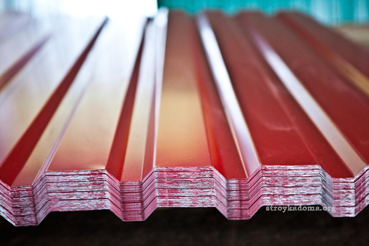 Что лучше: оцинкованный профнастил либо окрашенный
