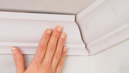 Монтаж потолочного плинтуса из пенопласта: инструментарий, материал и этапы работы