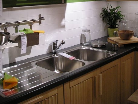 Мойка из нержавеющей стали на кухне: особенности и виды