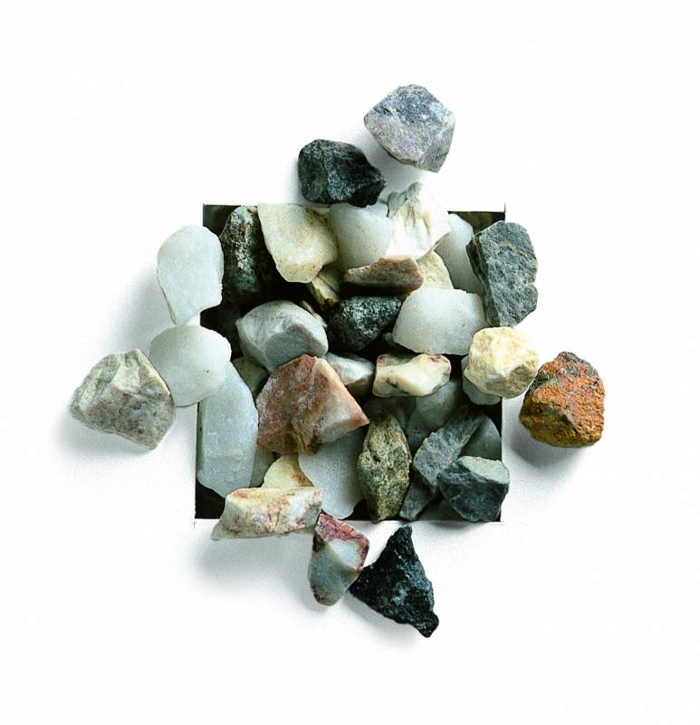 Наносим мраморную крошку