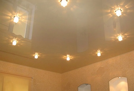 Как подобрать натяжные потолки для помещения: критерии и выбор