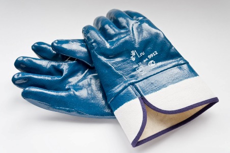 Нитриловые перчатки в строительстве: достоинства и виды