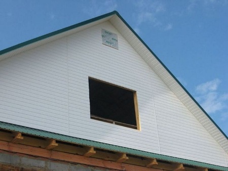 Обшивка фронтона частного дома: материалы для облицовки, создание каркаса и монтаж сайдинга