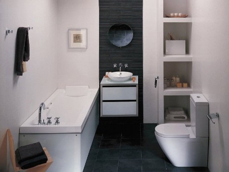 Организация пространства в небольших санузлах: подходящее место расположения унитаза и полок