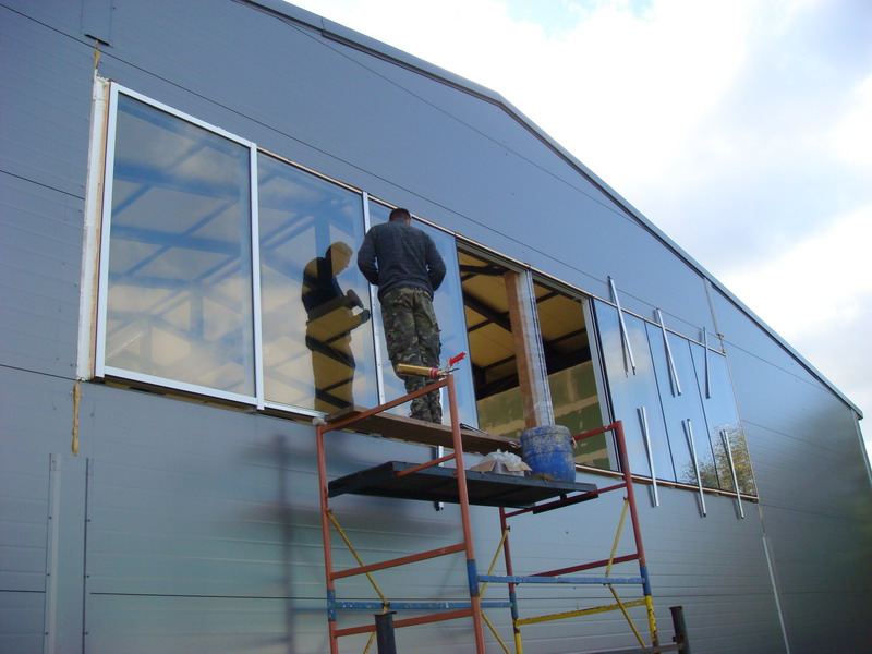 В чем заключается остекление фасадов зданий?