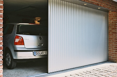 Откатные ворота для гаража: виды, преимущества и монтаж