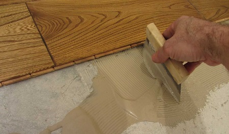 Монтаж паркета на клею: техника, достоинства и этапы