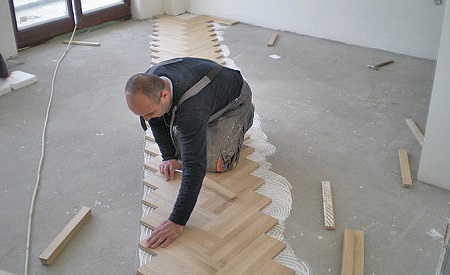Укладка паркетной доски на бетонный пол: правила, этапы и советы