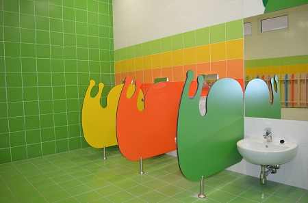 Выбор сантехнических перегородок для детского развивающего центра: виды и характеристики