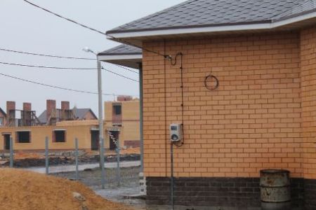 Проведение электричества в дом: разрешение, установка опор и рекомендации по монтажу сети