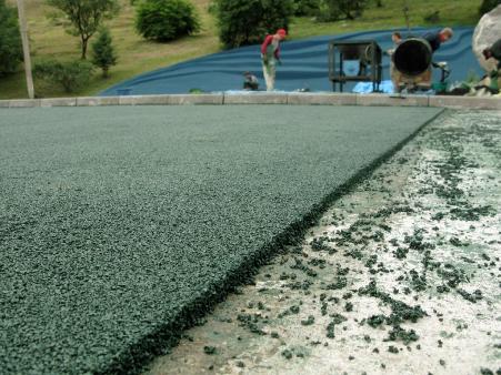 Покрытие возле дачи из резиновой крошки: преимущества, виды и особенности монтажа