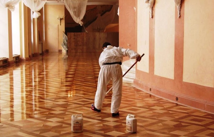 Покрытие пола лаком