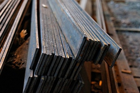 Горячекатаная полоса в строительстве: классификация, достоинства и особенности