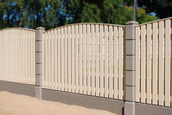 Разнообразие заборов для дома
