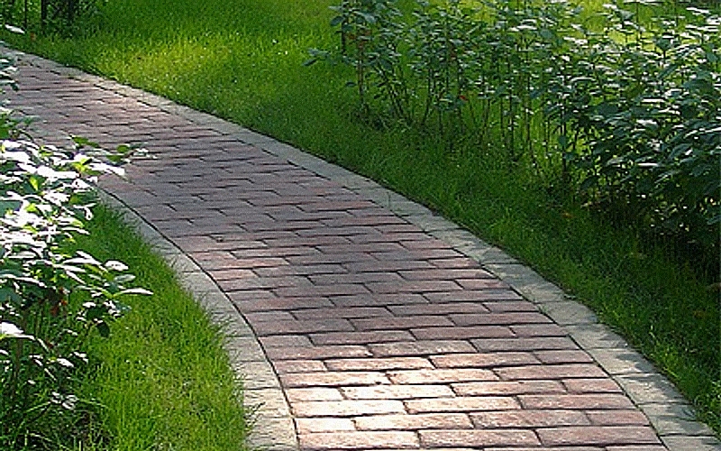 Техника изготовления тропинки в саду из камня или тротуарного кирпича