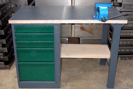 Слесарные верстаки: особенности выбора металлической мебели