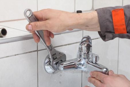 Как уберечь смеситель в ванной от протекания: выявление дефекта и метод разборки
