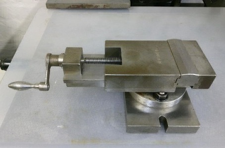 Тиски фрезерные с поворотным механизмом: область применения и существующие виды