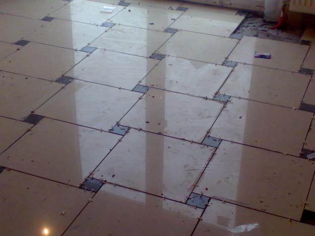Укладываем плитку на пол