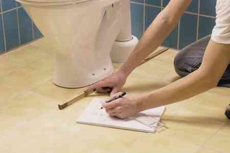 Установка унитаза в туалете: модели, особенности и материал изготовления