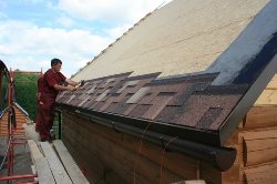 Обустройство кровли для частного дома: основные этапы работы и типы водостоков