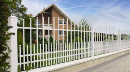 Забор из профильных труб: классификация и преимущества трубного проката