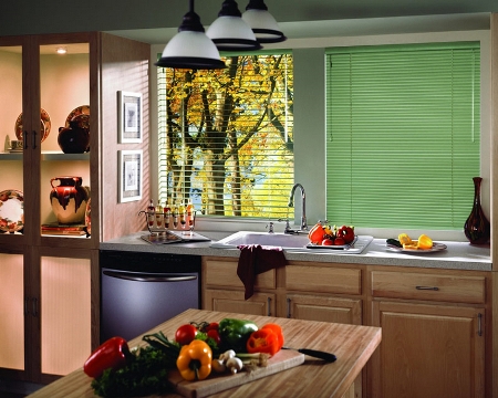 Жалюзи для кухни: преимущества, возможные варианты и материал изготовления