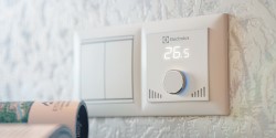 Преимущества терморегуляторов для теплого пола и правила их подключения