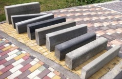 Каким требованиям должны соответствовать тротуарные бордюры: правила их выбора