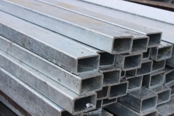 Что представляет собой профильная квадратная труба, в каких сферах ее используют и как монтируют