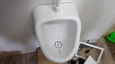 Установка писсуара: правила и способы установки