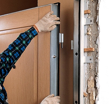 Этапы установки входных дверей в каркасных домах: особенности и рекомендации