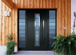 Какими бывают входные двери для деревянного дома и каких правил нужно придерживаться в процессе выбора