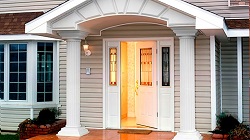 Какой должна быть входная дверь для дома: требования и особенности
