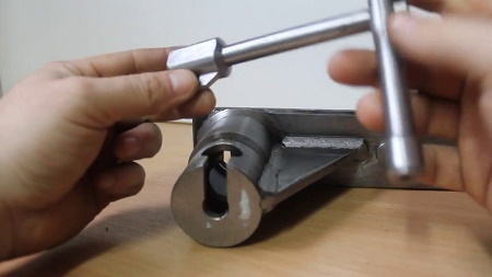 Винтовой дверной замок: преимущества, разновидности и монтаж