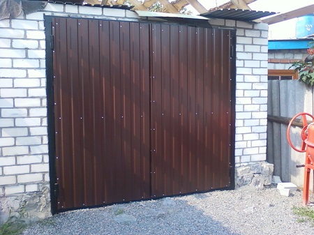 Профнастил для ворот в гараж: виды и преимущества