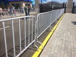 Временные дорожные ограждения: назначение, установка и эксплуатация