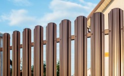 Как установить забор из евроштакетника на участке: полезные советы