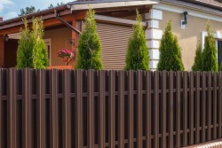 Преимущества ограждения участка из евроштакетника и технология его возведения