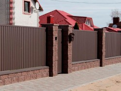 Как осуществляется монтаж забора из профлиста: правила работы