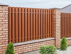 Забор из металлоштакетника: достоинства, способы и этапы монтажа