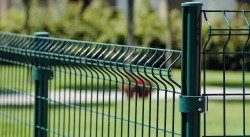 Преимущества заборов из сварной сетки и технология их строительства